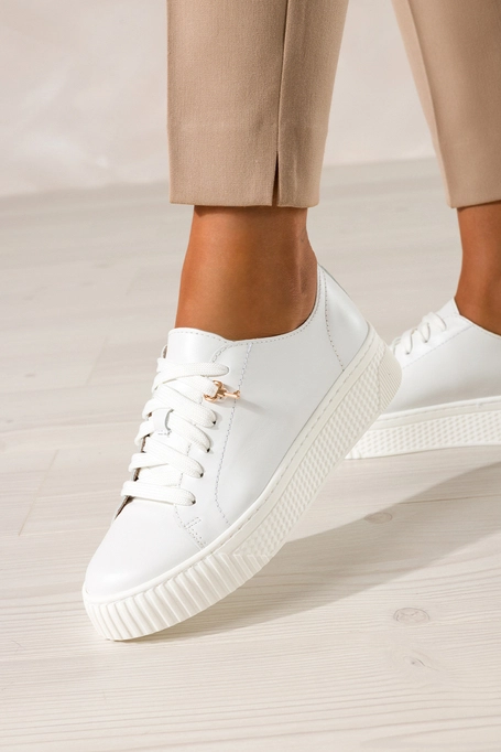 Białe sneakersy skórzane damskie buty sportowe na platformie z kłódką sznurowane PRODUKT POLSKI Casu 1145