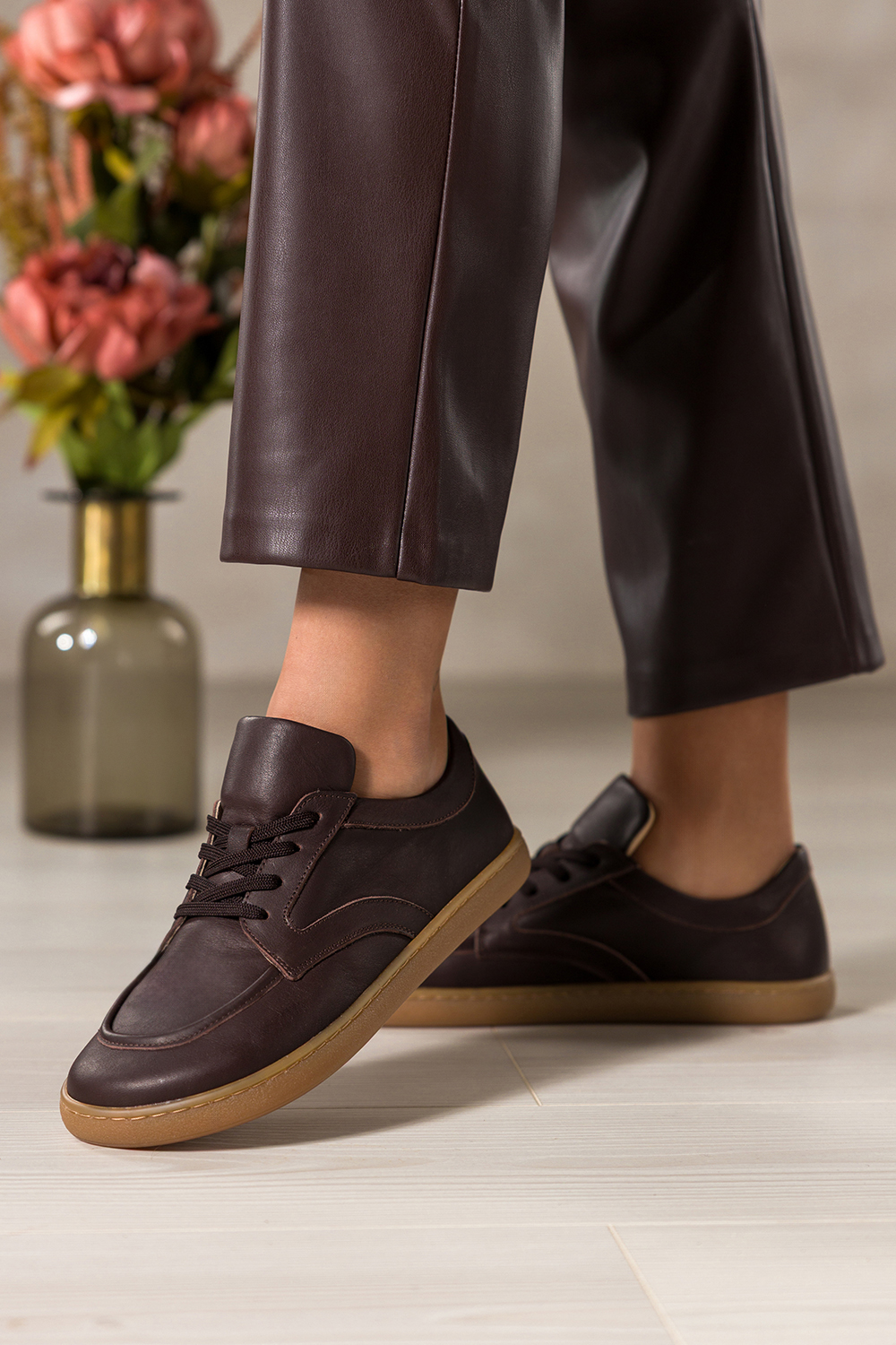 Czekoladowe pbuty barefoot skrzane damskie szerokie na elastycznej paskiej podeszwie cholewka z