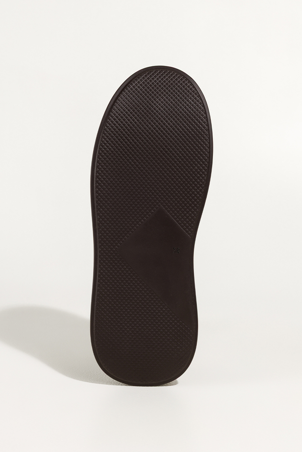 Czekoladowe sneakersy skórzane damskie buty sportowe na platformie z miedzianymi wstawkami sznurowane PRODUKT POLSKI Casu M8931H89