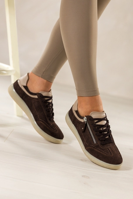 Czekoladowe sneakersy skórzane damskie buty sportowe na elastycznej podeszwie beżowe wstawki zamek w cholewce sznurowane PRODUKT POLSKI Casu M8716