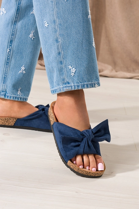 Granatowe klapki damskie z kokardą i profilowaną korkową podeszwą Carla CK263P