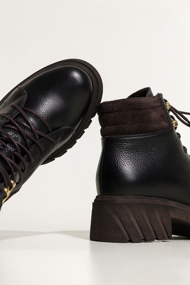 Czarne botki skórzane damskie na bieżnikowanej czekoladowej podeszwie sznurowane PRODUKT POLSKI Casu 8097