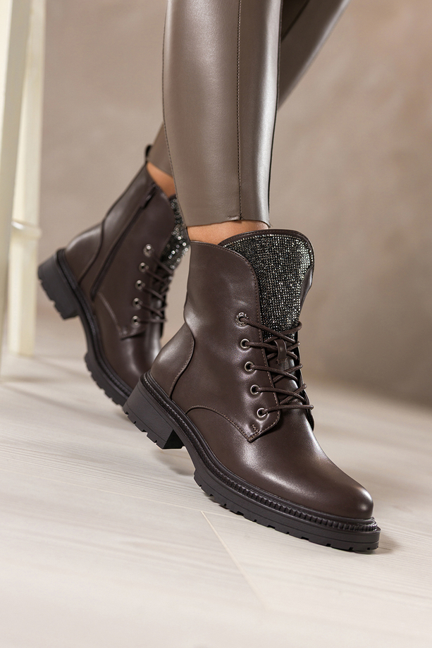 Czekoladowe botki damskie na żłobionej platformie język z cyrkoniami sznurowane Casu EH763-92