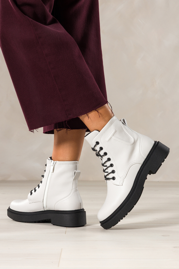 Białe botki skórzane damskie Sergio Leone na czarnej żłobionej platformie ozdobne przeszycia na cholewce sznurowane YG74751-H