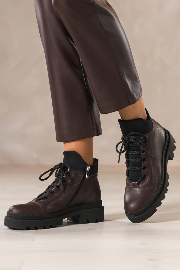Czekoladowe botki skórzane damskie na bieżnikowanej podeszwie sznurowane PRODUKT POLSKI Casu A099