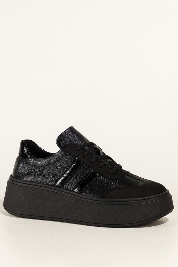 Czarne sneakersy skórzane damskie buty sportowe na platformie lakierowane wstawki sznurowane PRODUKT POLSKI Casu 5967