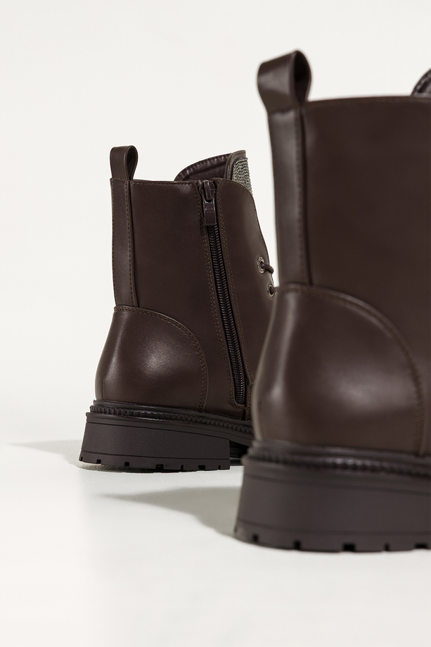 Czekoladowe botki damskie na żłobionej platformie język z cyrkoniami sznurowane Casu EH763-92