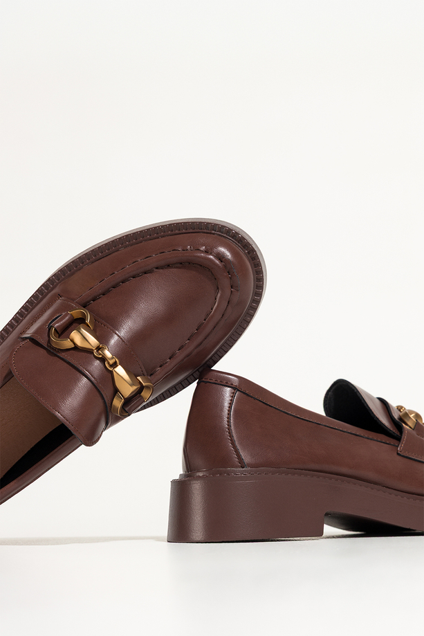 Brązowe mokasyny damskie półbuty na niskim obcasie złota ozdoba Carla V882