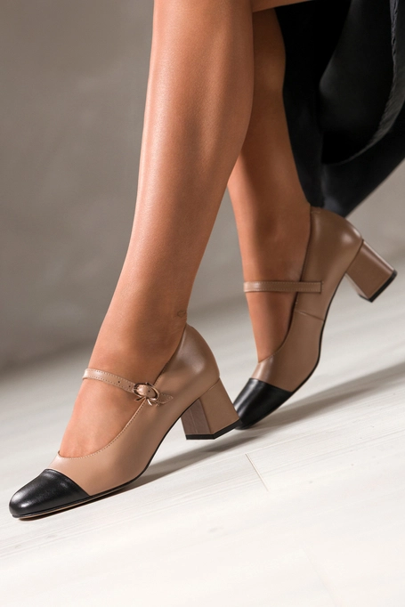 Beżowe czółenka skórzane damskie Mary Jane z paskiem na niskim klocku czarny nosek PRODUKT POLSKI Casu 7153-899-794