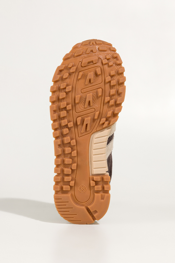 Czekoladowe sneakersy skórzane damskie buty sportowe na bieżnikowanej platformie beżowe wstawki sznurowane Carla TW-OC8919