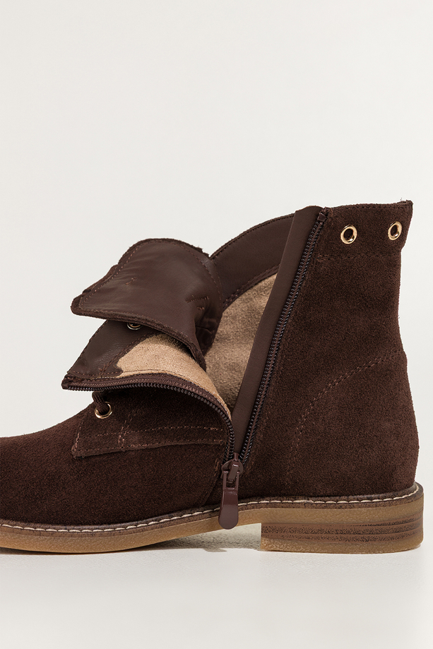 Czekoladowe botki damskie skórzane płaska podeszwa z przeszyciami złota ozdoba na języku nity sznurowane Carla B194-7