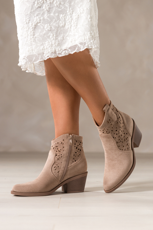 Beżowe botki damskie kowbojki ścięty obcas klocek ażurowa cholewka Carla S7477-7