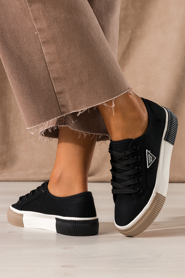 Czarne trampki damskie sneakersy na platformie z ozdobą sznurowane Carla QY835