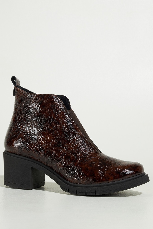 Brązowe botki skórzane damskie lakierowane z wzorem obcas klocek szeroka elastyczna guma na przodzie PRODUKT POLSKI Casu 376