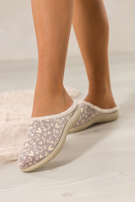 Beżowe kapcie damskie Inblu obuwie domowe ozdobione napisami Love VG999967