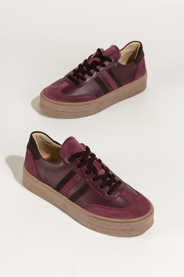 Bordowe sneakersy skórzane damskie buty sportowe na bezowej platformie czekoladowe wstawki sznurowane PRODUKT POLSKI Casu M8765