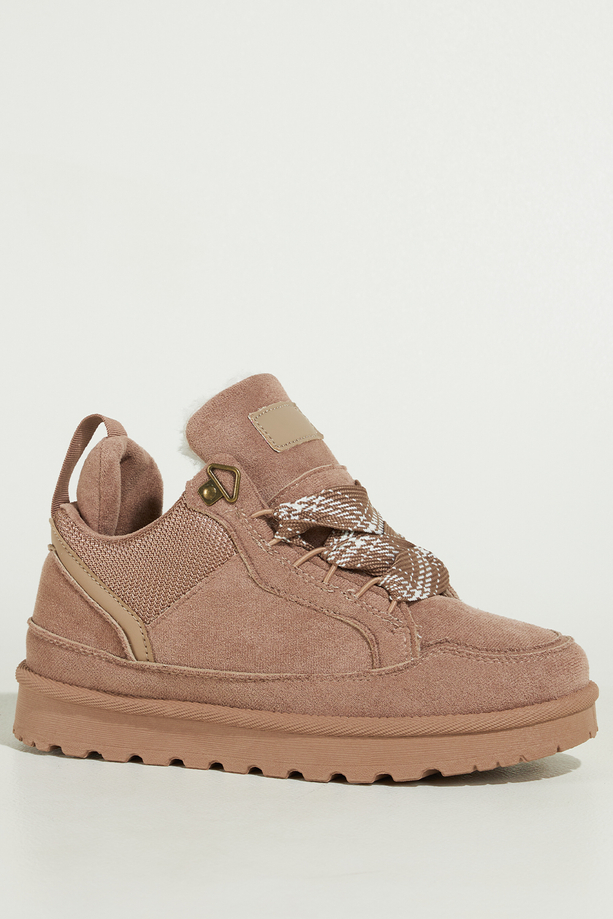 Ciemnobeżowe sneakersy damskie z futerkiem na bieżnikowanej platformie ozdobne sznurówki z wzorem Casu 22337-6