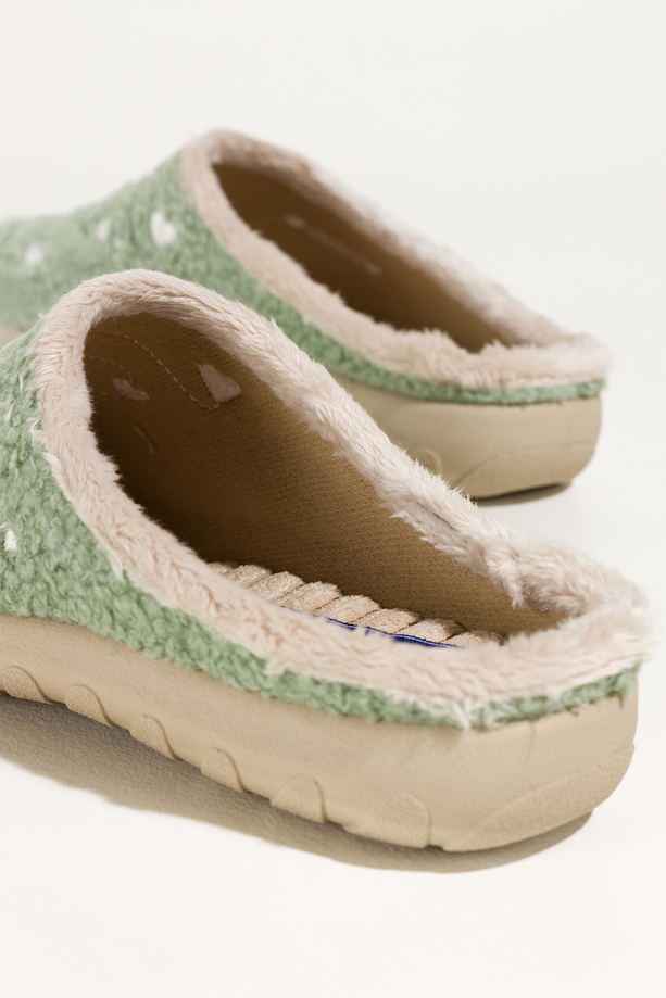 Miętowe kapcie damskie Inblu obuwie domowe z materiału typu baranek ozdobione sercami VG999966