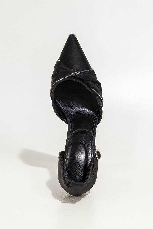 Czarne czółenka damskie szpilki satynowe z zakrytą piętą pasek wokół kostki kokarda z cyrkoniami Carla OV882K