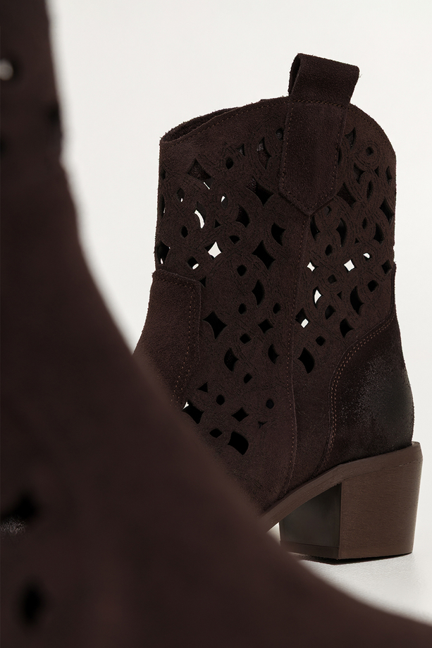 Czekoladowe botki skórzane damskie kowbojki ażurowe na ściętym obcasie wycięta cholewka PRODUKT POLSKI Casu 6605-7