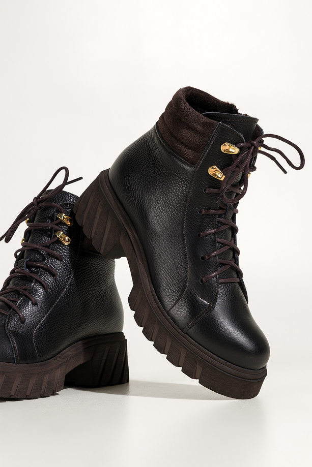 Czarne botki skórzane damskie na bieżnikowanej czekoladowej podeszwie sznurowane PRODUKT POLSKI Casu 8097