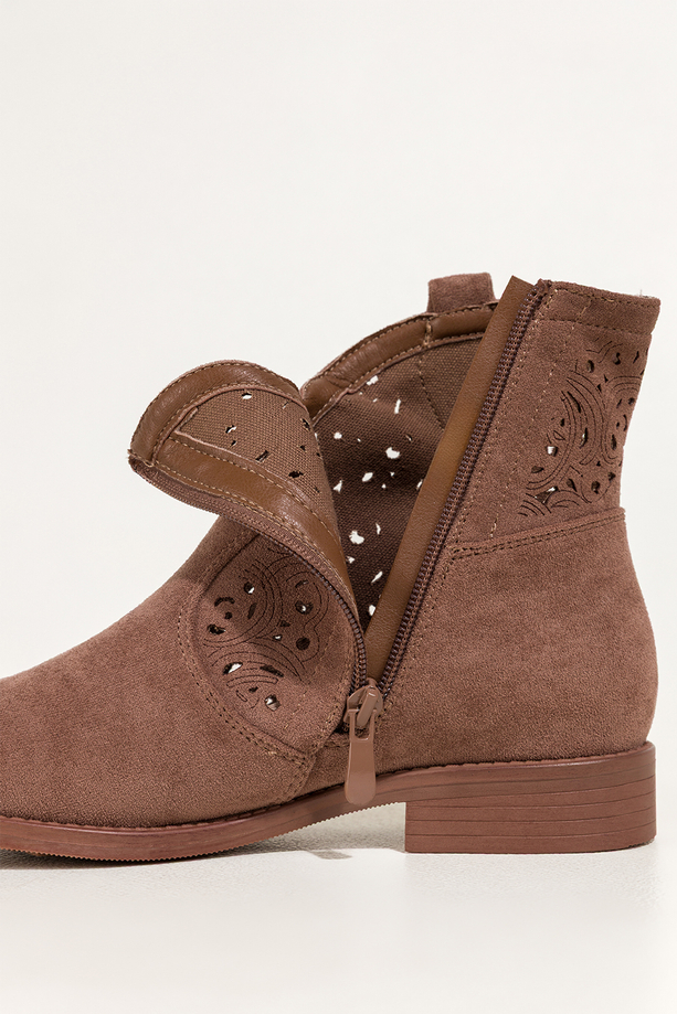 Brązowe botki damskie płaskie ażurowa cholewka Carla S7476-6