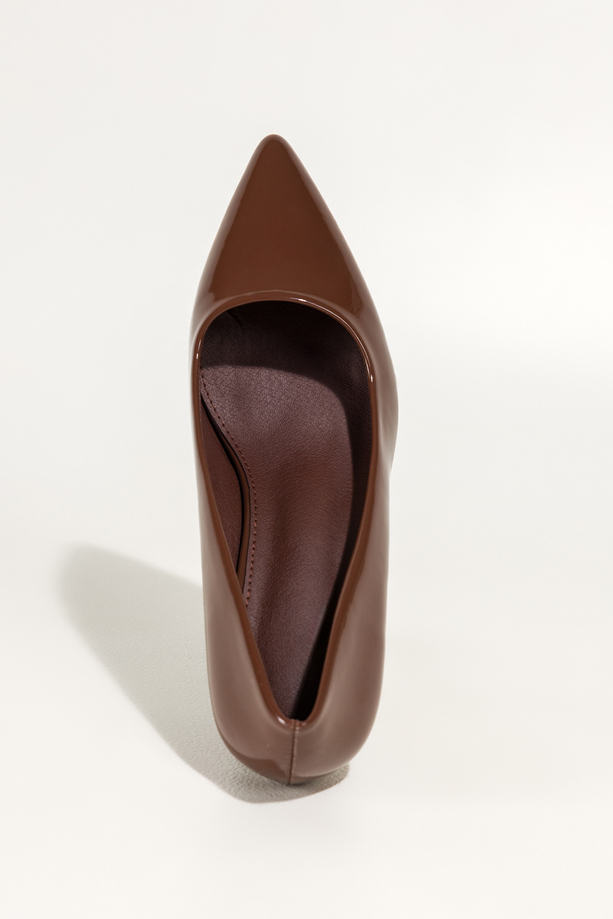 Brązowe czółenka damskie lakierowane szpilki obcas kieliszek Carla O7-17