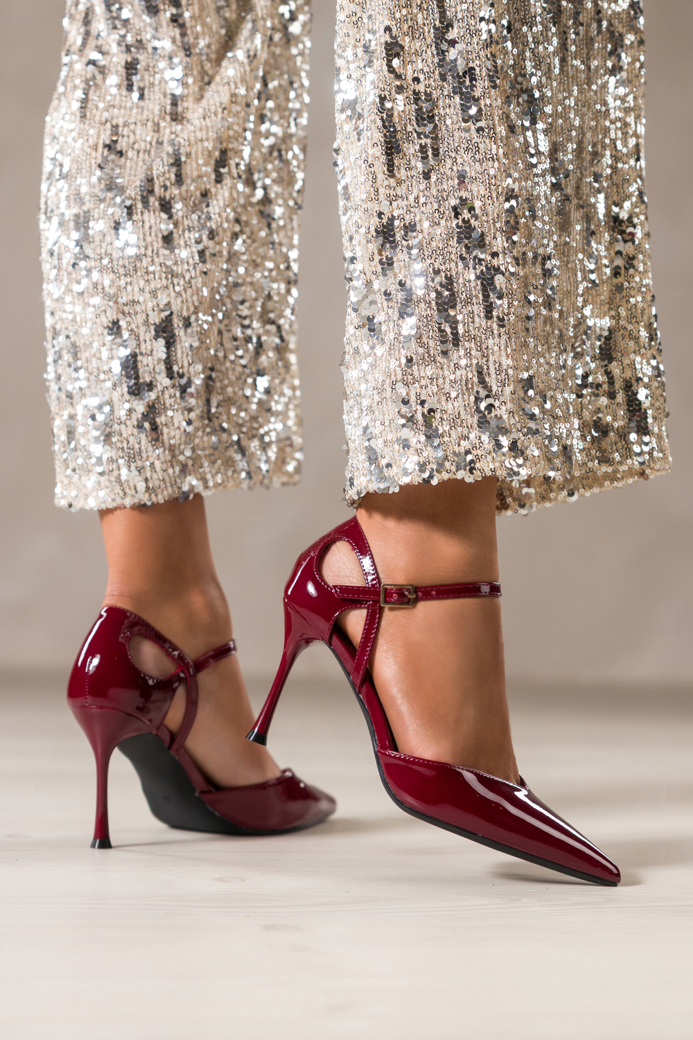 Bordowe cz�enka damskie szpilki lakierowane z paskiem wyci�cia na cholewce Carla OV849