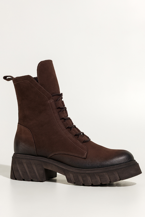 Czekoladowe botki skórzane damskie nubukowe workery z efektownym językiem na bieżnikowanej czekoladowej podeszwie sznurowane PRODUKT POLSKI Casu 8149