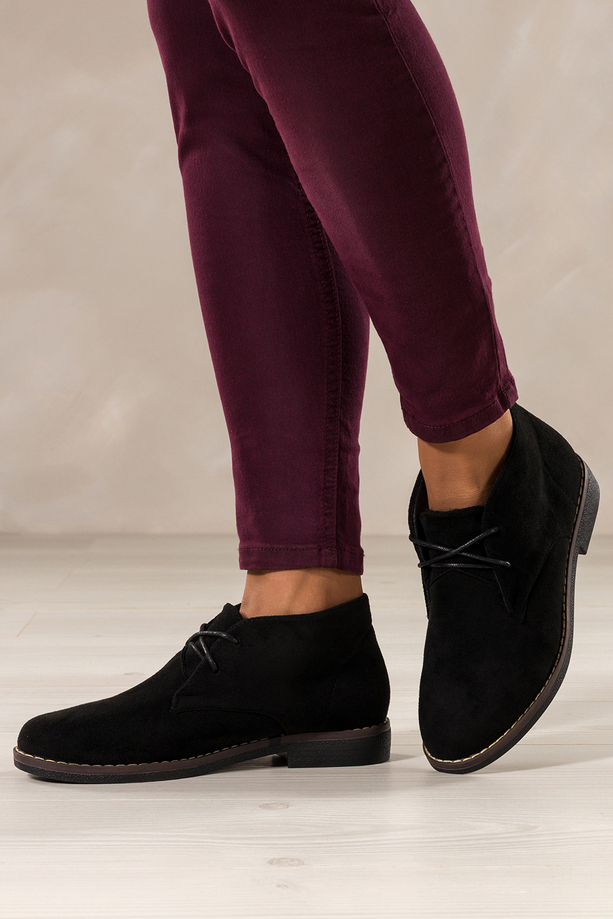 Czarne botki damskie na płaskiej podeszwie z przeszyciami sznurowane Casu 8997-8