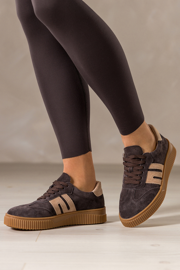 Czekoladowe sneakersy skórzane damskie buty sportowe na żłobionej beżowej platformie beżowe wstawki sznurowane Carla TW-OC8925