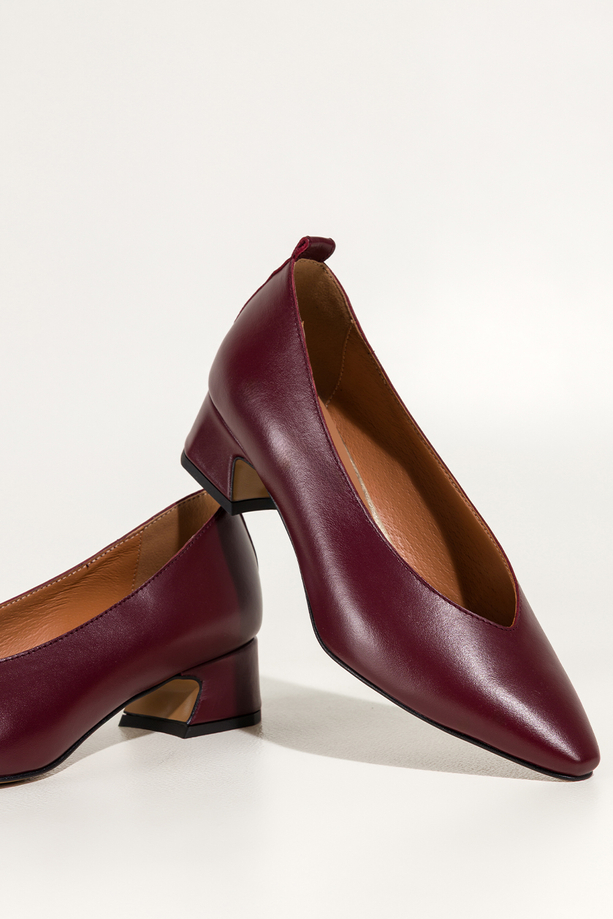 Bordowe czółenka skórzane damskie na niskim klocku wycięcie w cholewce PRODUKT POLSKI Casu 7235-771
