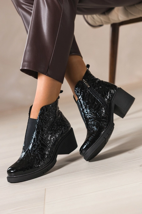 Czarne botki skórzane damskie lakierowane z wzorem obcas klocek szeroka elastyczna guma na przodzie PRODUKT POLSKI Casu 376