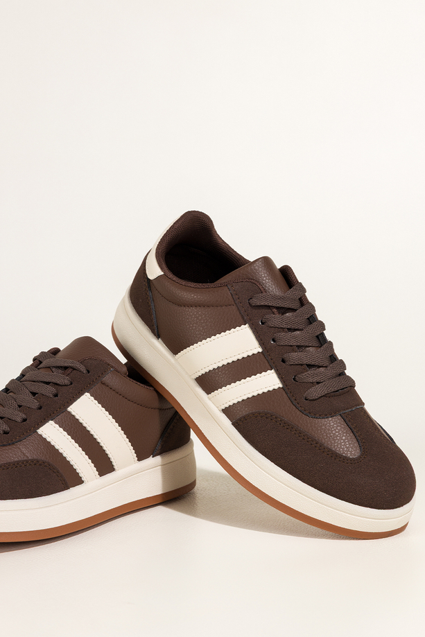 Czekoladowe sneakersy damskie buty sportowe na białej platformie białe wstawki sznurowane Casu 4-31