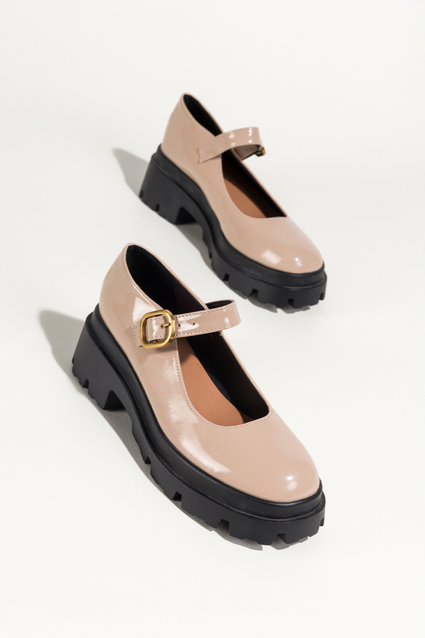 Beżowe półbuty damskie lakierowane Mary Jane z paskiem czarna bieżnikowana platforma Carla S986