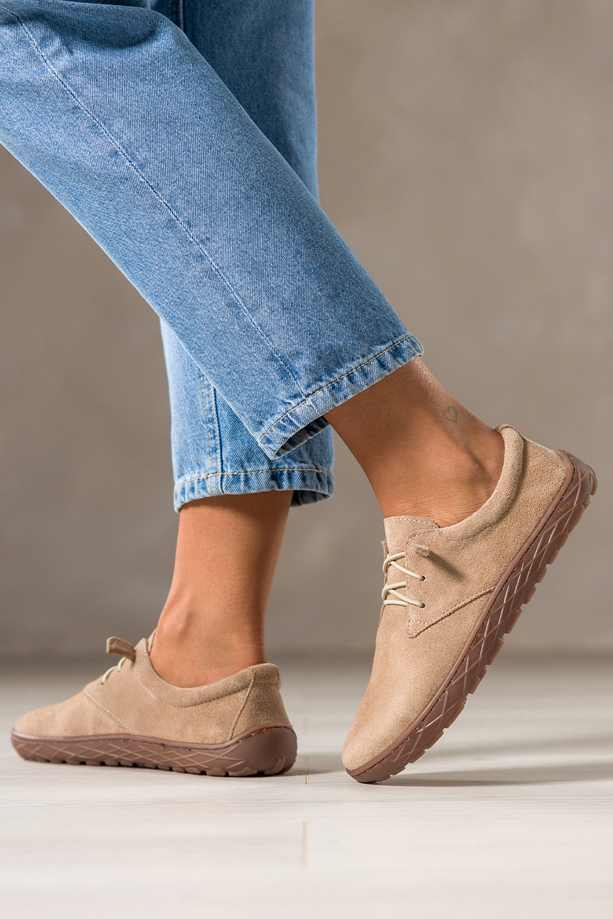 Jasnobeżowe buty barefoot skórzane damskie szerokie na elastycznej płaskiej podeszwie elastyczne jasnobeżowe sznurówki PRODUKT POLSKI Casu 89810