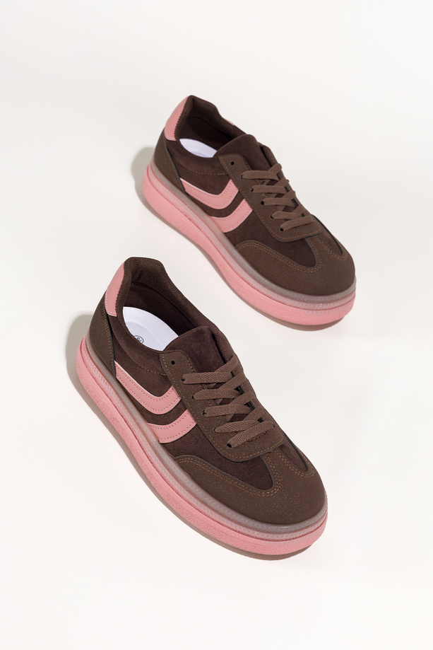 Brązowe sneakersy damskie buty sportowe na różowej platformie różowe wstawki sznurowane Carla 1000