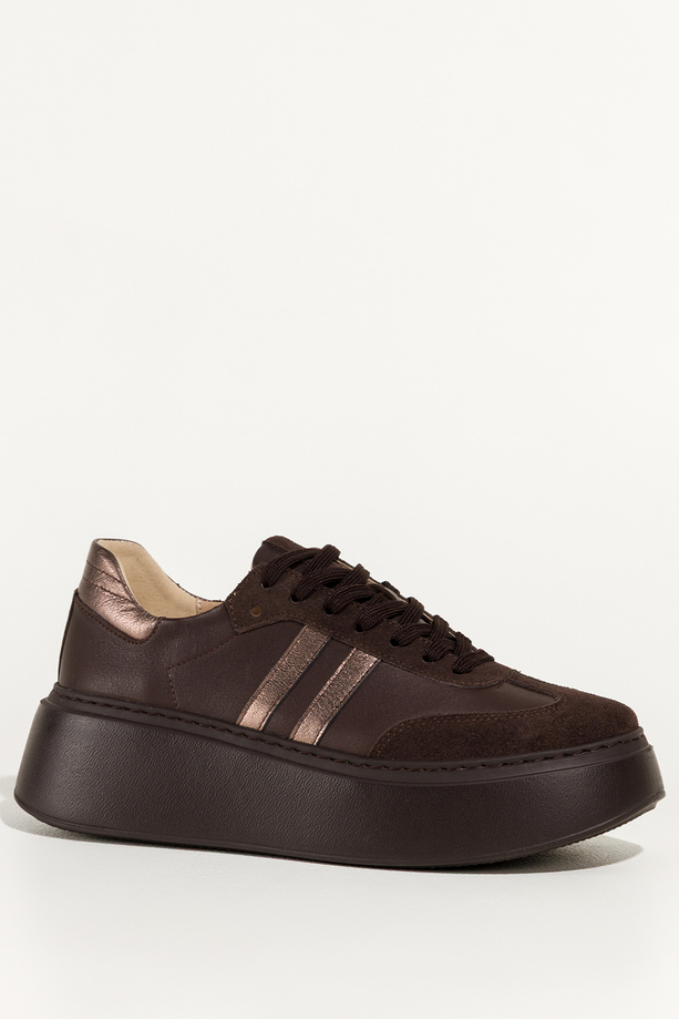 Czekoladowe sneakersy skórzane damskie buty sportowe na platformie z miedzianymi wstawkami sznurowane PRODUKT POLSKI Casu M8931H89