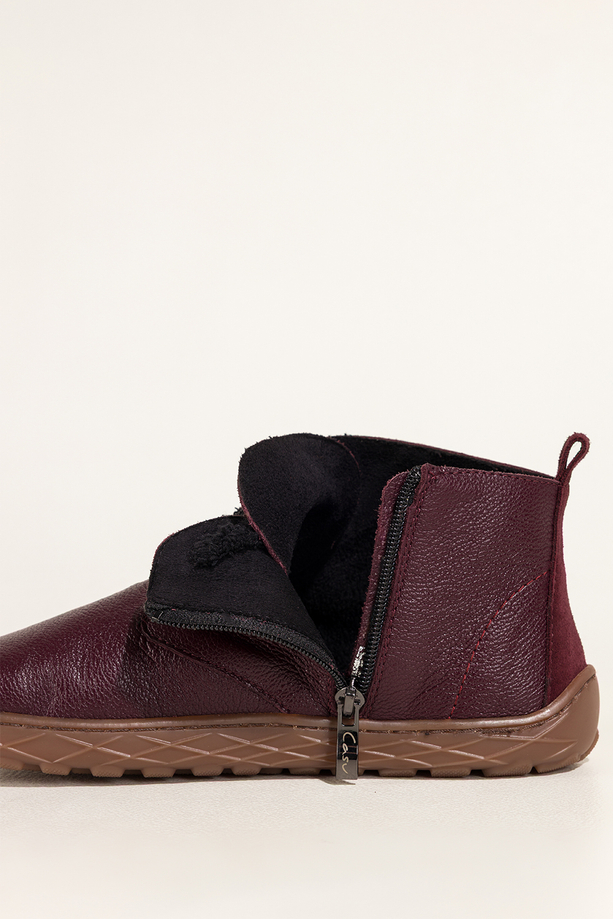 Bordowe botki barefoot skórzane damskie szerokie na elastycznej płaskiej podeszwie stalowa ozdoba puszyste sznurówki PRODUKT POLSKI Casu 69928