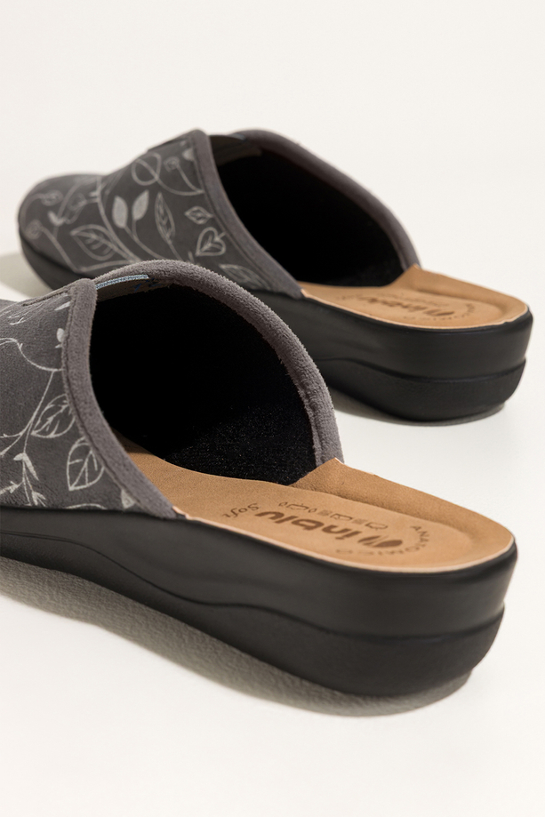 Szare kapcie damskie Inblu obuwie domowe guma w cholewce wzór liści wkładka soft XU999950