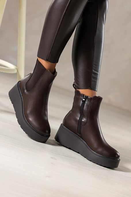 Czekoladowe botki damskie na koturnie guma w cholewce Casu D776-7
