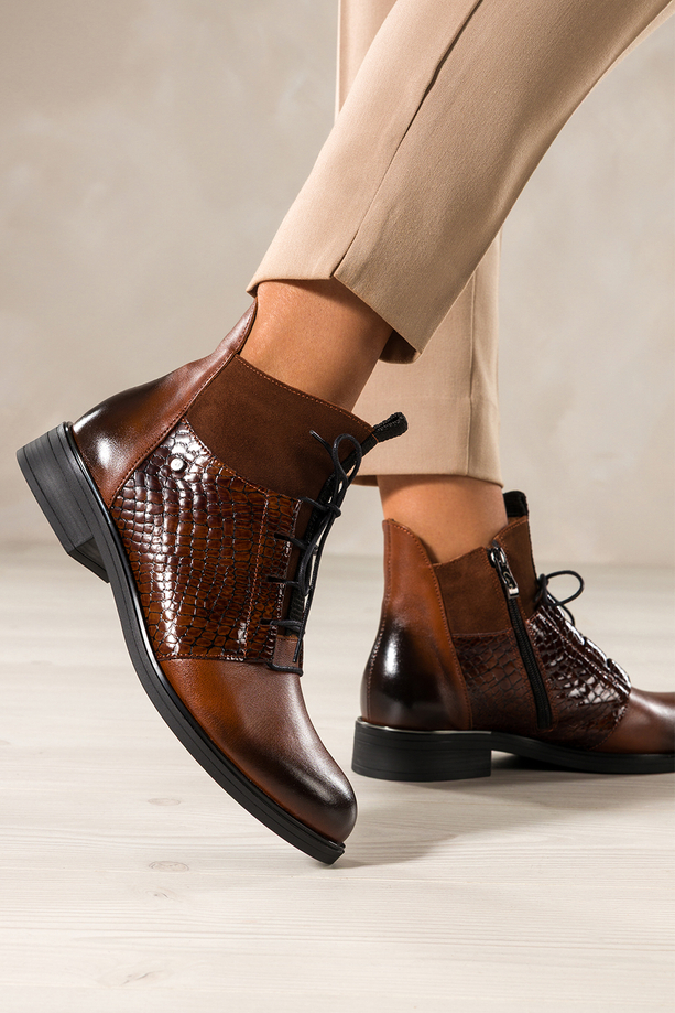 Brązowe botki skórzane damskie płaskie wstawki lakierowane z wzorem wężowym sznurowane PRODUKT POLSKI Casu 39476