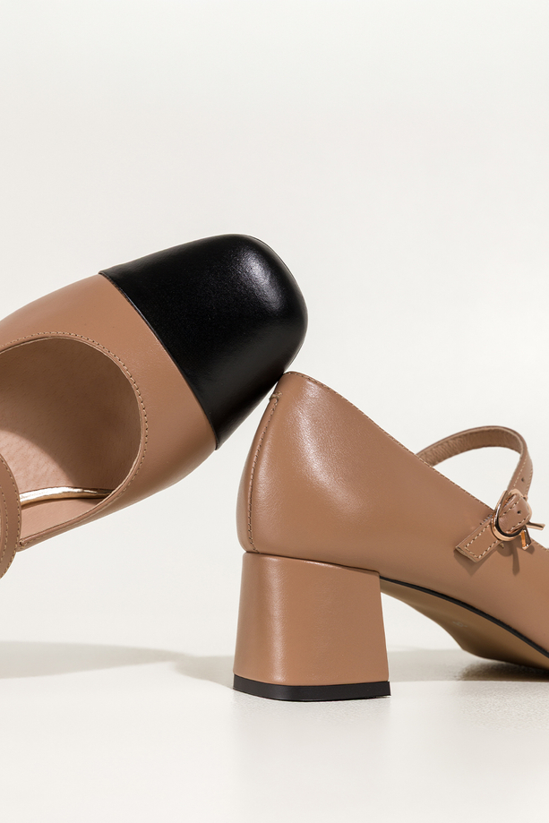 Beżowe czółenka skórzane damskie Mary Jane z paskiem na niskim klocku czarny nosek PRODUKT POLSKI Casu 7153-899-794