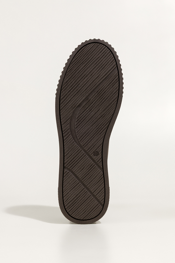 Czekoladowe sneakersy skórzane damskie buty sportowe na platformie ze złotą kłódką sznurowane PRODUKT POLSKI Casu 8854