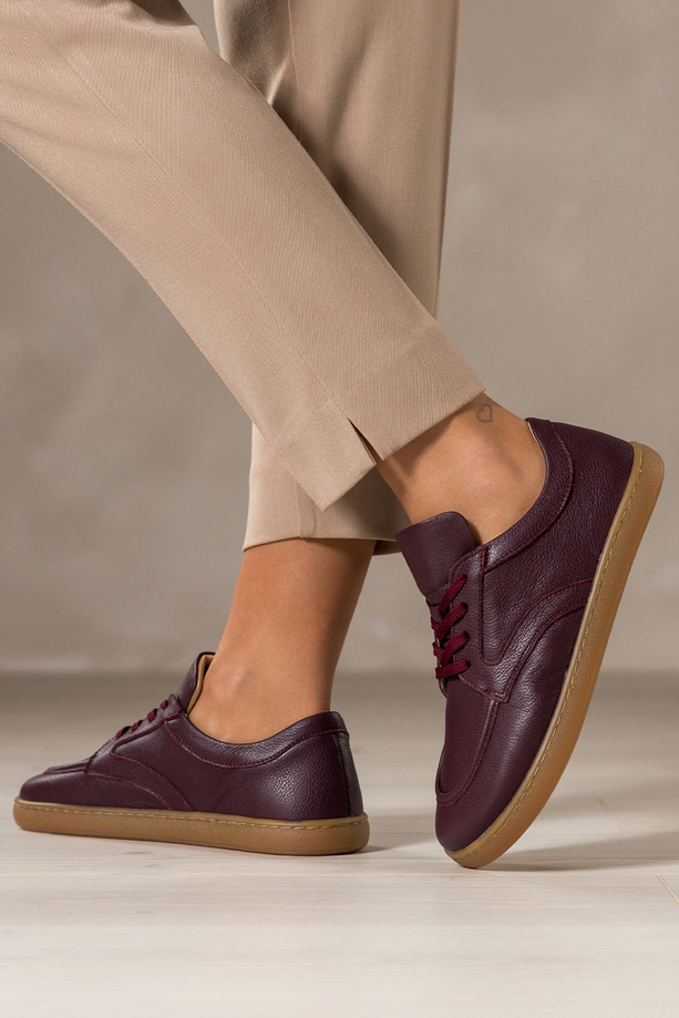 Bordowe półbuty barefoot skórzane damskie szerokie na elastycznej płaskiej podeszwie cholewka z przeszyciami bordowe sznurówki PRODUKT POLSKI Casu M8669