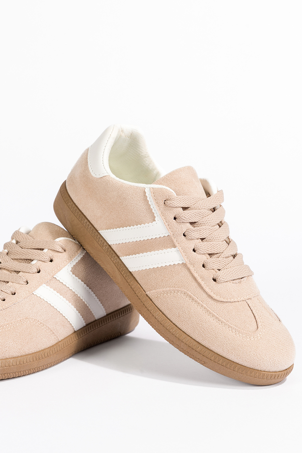 Beżowe sneakersy damskie buty sportowe na elastycznej płaskiej podeszwie podwójne sznurówki białe wstawki Casu B-6610