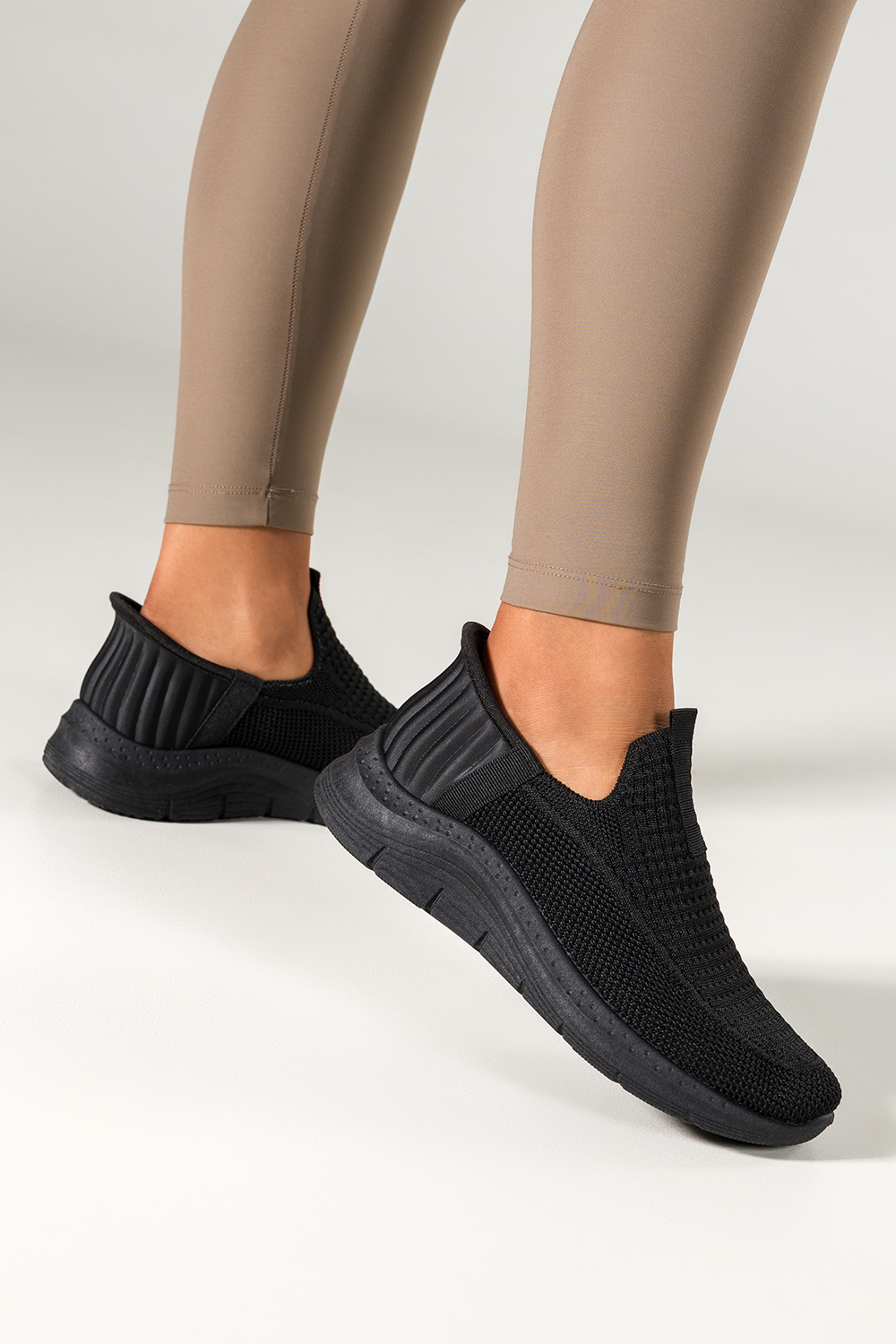 Czarne buty sportowe slip on damskie sneakersy z perforacj wsuwane Carla PDJ268