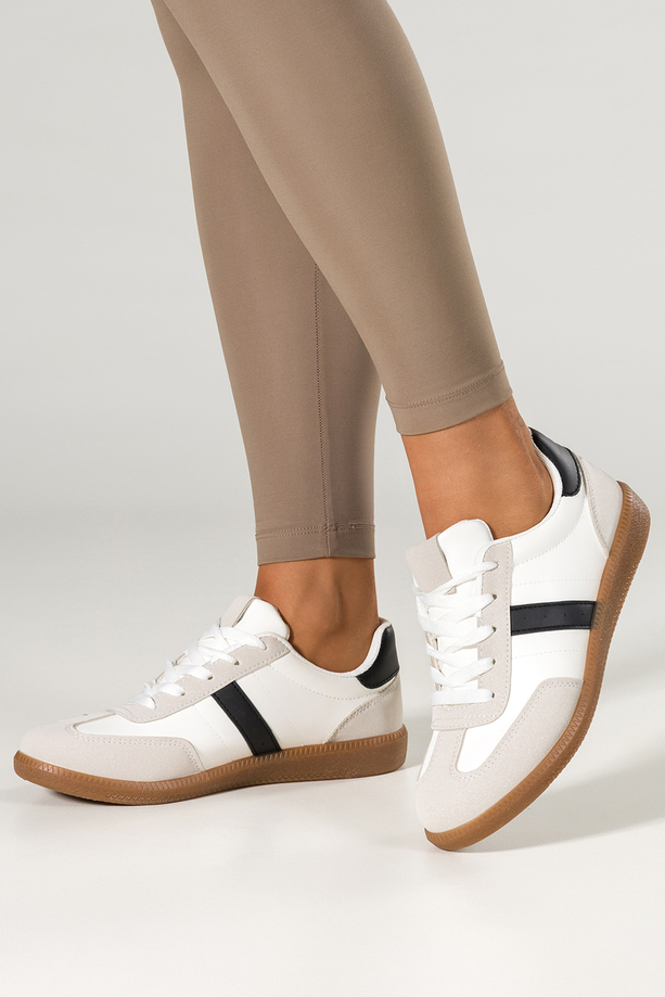 Białe sneakersy damskie buty sportowe na elastycznej płaskiej podeszwie sznurowane czarne wstawki Casu H2460-2