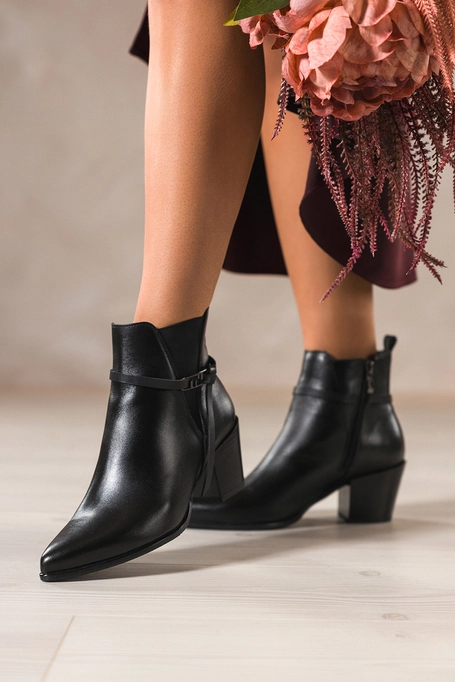 Czarne botki skórzane damskie kowbojki na ściętym klocku guma w cholewce pasek ze stalową ozdobą PRODUKT POLSKI Casu 39435