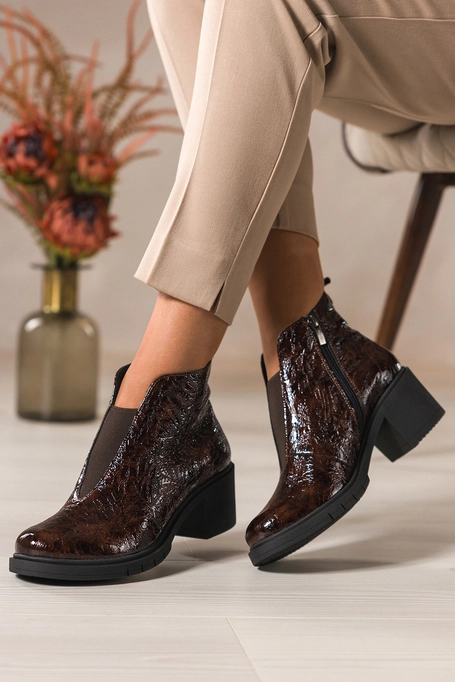 Brązowe botki skórzane damskie lakierowane z wzorem obcas klocek szeroka elastyczna guma na przodzie PRODUKT POLSKI Casu 376